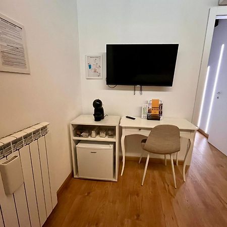 Teodorico Room & Apartment เวโรนา ภายนอก รูปภาพ