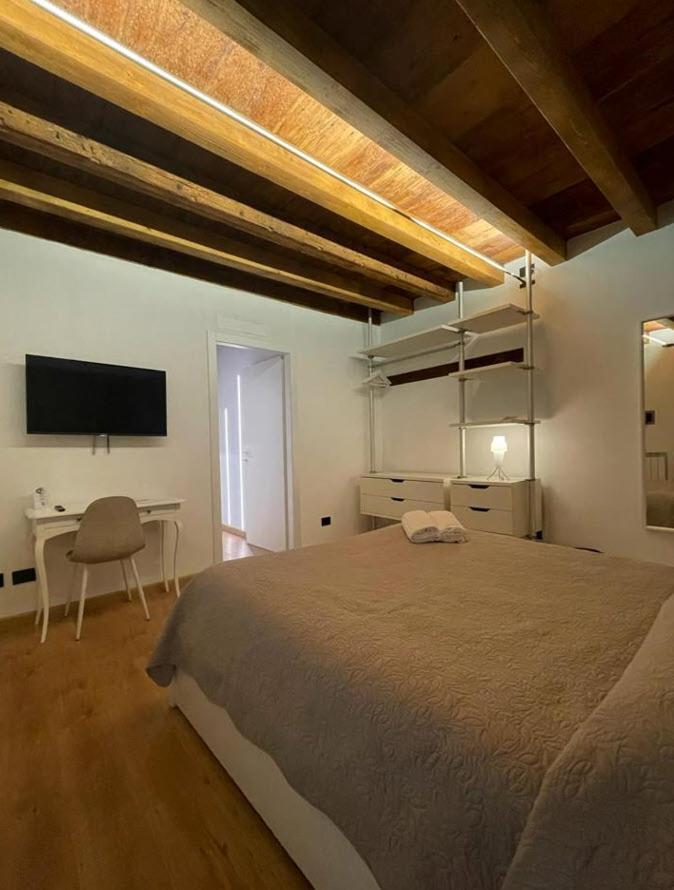 Teodorico Room & Apartment เวโรนา ภายนอก รูปภาพ