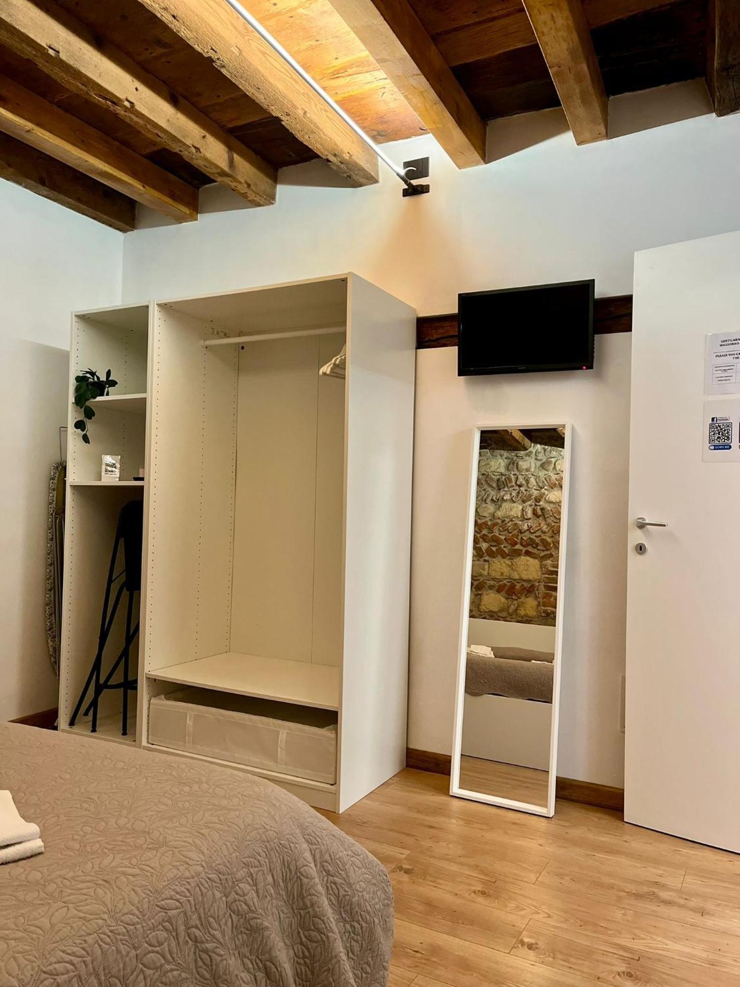 Teodorico Room & Apartment เวโรนา ภายนอก รูปภาพ